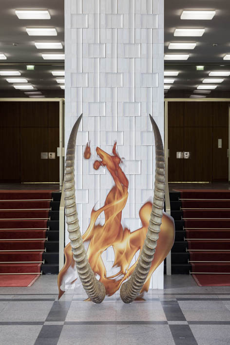 Katja Novitskova 18 Neoliitiline potentsiaal (tule austamine, hirve sarved) 2016 digitrükk PET G-l, digitrükk alumiinumil, 206x215x40 cm Berliini biennaali installatsioonivaade, foto autor Timo Ohler Kõik õigused kunstnikul ja Kraupa-Tuskany Zeidleril