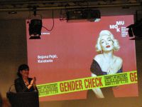 ''Sookontrolli'' kuraator Bojana Pejic pressikonverentsil. Foto: Heie Treier